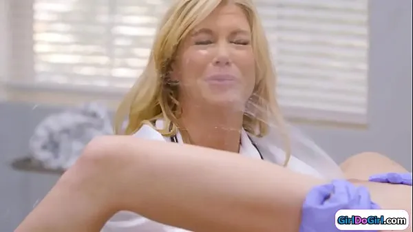 Hot Unaware doctor gets squirted in her face klämmor Tube