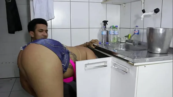 뜨거운 The cocky plumber stuck the pipe in the ass of the naughty rabetão. Victoria Dias and Mr Rola 클립 튜브