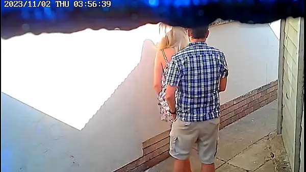 Heiße Mutiges Paar beim öffentlichen Ficken vor CCTV-Kamera erwischt Clips Tube